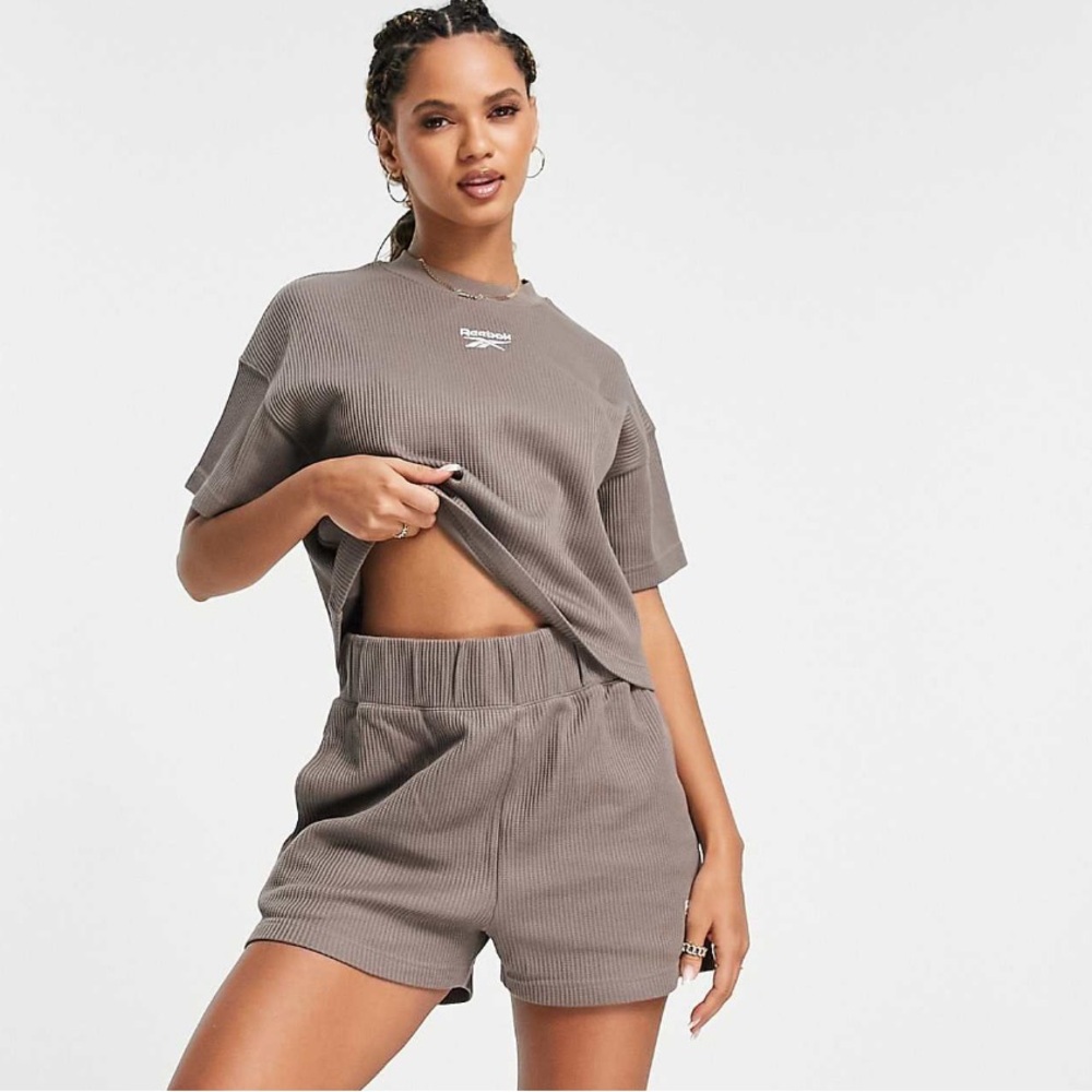 Reebok waffle t-shirt in taupe brown exclusive to ASOS xl brand new
